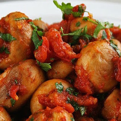 PASTA FUNCHI (SAUCE TOMATE-AIL-PERSIL-FROMAGE) €9